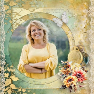 Pode incluir: Uma página de scrapbook digital com uma mulher em um top amarelo, emoldurada por um design circular verde e dourado. Enfeites florais e borboletas, juntamente com um relógio de bolso, adornam a página. O texto diz: "Esta página é feita com papel e enfeites individuais..."