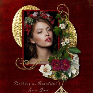 Op de afbeelding: Een vrouw met een kroon van rode rozen is ingelijst in een gouden, sierlijk kader. Het kader is omgeven door witte en rode rozen en groene bladeren. De tekst "Nothing as Beautiful... As a Rose" staat onderaan de afbeelding.