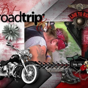 Puede incluir: Una motocicleta negra con un fondo rojo y blanco. La motocicleta tiene un tubo de escape cromado y un neumático blanco. El fondo tiene las palabras "Best roadtrip ever" y "Live to Ride".