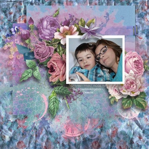 Mini album de scrapbooking imprimé rose grand-mère De belles roses à gogo sur les papiers et des roses roses roses dans les embellissements