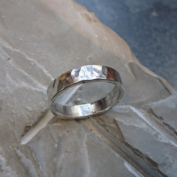 Bague argent finition martelée Taille 61 Fr, bague pour femme ou homme , bague en argent 950,bijou fabrication artisanale,100 % fait main.