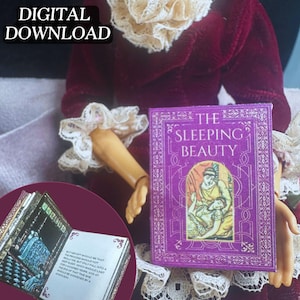 Puede incluir: Un libro morado con letras doradas titulado "La Bella Durmiente". El libro está abierto en una página con una ilustración de una mujer durmiendo en una cama.