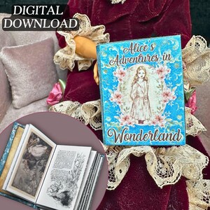 Op de afbeelding: Een miniatuurboek met een blauwe omslag en de titel "Alice's Adventures in Wonderland". De omslag heeft een bloemenmotief en een illustratie van Alice in een witte jurk. Het boek is open om zwart-wit illustraties te laten zien.