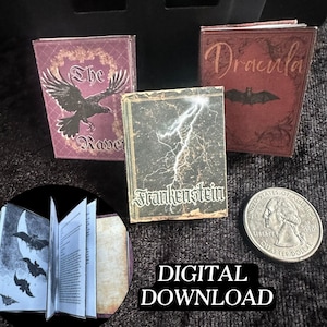 Puede incluir: Conjunto de libros en miniatura con los títulos "The Raven", "Frankenstein" y "Dracula". Los libros tienen cubiertas envejecidas con fuentes e ilustraciones góticas. Se incluye una moneda como referencia de tamaño. La imagen también incluye el texto "DIGITAL DOWNLOAD".