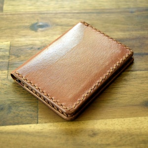 Tarjetero de piel de canguro de diseño delgado con 5 ranuras - Color coñac. Regalo para hombre. Regalo de cumpleaños. Regalo para padrinos de boda. Regalo de Navidad.