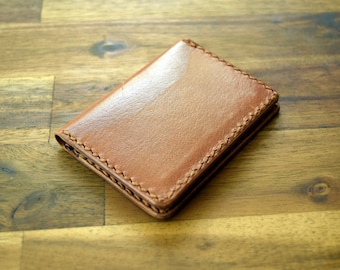 Tarjetero de piel de canguro de diseño delgado con 5 ranuras - Color coñac. Regalo para hombre. Regalo de cumpleaños. Regalo para padrinos de boda. Regalo de Navidad.