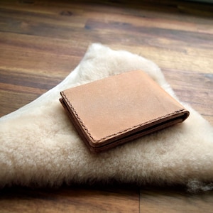 Uma carteira fina de couro de canguru com bolsos inferiores - Natural. Presente masculino. Presente de aniversário. Presente de padrinho. Presente de formatura. Presente de Natal