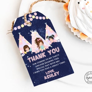 Puede incluir: Una etiqueta de agradecimiento azul con un fondo de cielo estrellado. La etiqueta presenta una ilustración de dibujos animados de tres chicas en tipis rosas y morados con el texto "Gracias" y "Con cariño, Ashley".