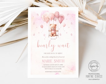 Può includere: Invito per baby shower con design ad acquerello. Presenta un orsacchiotto su un'altalena sospesa da palloncini rosa. Il testo recita "We can bearly wait" e include i dettagli dell'evento per Marie Smith.