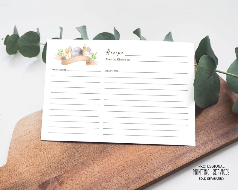 Op de afbeelding: Een blanco receptkaart met een aquarel-illustratie van keukengerei en een banner met de tekst "Recept". De kaart heeft lijnen om ingredi&euml;nten en instructies op te schrijven. De tekst "Uit de keuken van..." staat op de kaart gedrukt.