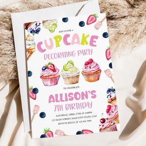 Convite de aniversário para decoração de cupcakes editável - Convite para festa de confeitaria para crianças para impressão - Cartão de aniversário com tema de guloseimas doces