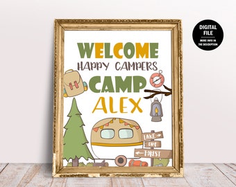Op de afbeelding: Een printbaar bord met een welkomstboodschap voor een campingfeest. Het bord toont een camper, een kompas, een lantaarn, een rugzak en een dennenboom. De tekst op het bord luidt "Welkom, gelukkige campers, Camp Alex".
