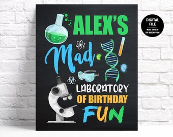 Może przedstawiać: Czarna tablica z napisem "Alex's Mad Laboratory of Birthday Fun" w kolorowych literach. Na tablicy znajdują się szklana zlewka, mikroskop, okulary ochronne, łańcuch DNA i inne ilustracje związane z nauką.