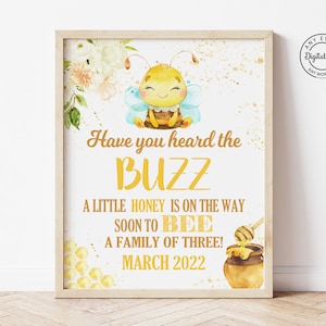 ¿Has oído el cartel de anuncio de embarazo de Buzz Bee, Bee Baby Mommy to Bee Honeybee Soon to Bee Family of Three Digital Poster?