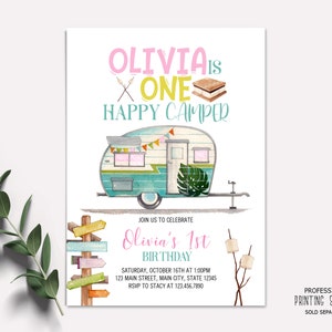 Convite para o primeiro aniversário de acampamento para meninas, convite para a festa de primeiro aniversário de um campista feliz, convite para acampamento rosa verde, marshmallows s'mores 1026