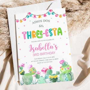 Op de afbeelding: Een kleurrijke uitnodiging voor een 3e verjaardagsfeest met een cactus thema. De uitnodiging zegt "Adios Dos let's Three-Esta" en "Isabella's 3rd Birthday".