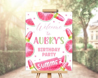 Könnte beinhalten: Ein weißes Schild auf einer Holzstaffelei mit einem Aquarelldesign. Auf dem Schild steht "Willkommen zu Aubrys Geburtstagsparty" mit Wassermelonen- und Eis am Stiel-Illustrationen. Das Wort "Sommer" ist ebenfalls abgebildet.