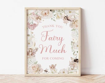 Könnte beinhalten: Ein gerahmter Druck mit einem floralen Rand aus rosa und weißen Blumen, mit dem Text "Thank You Fairy Much For Coming" in rosa Schrift. Der Rahmen hat eine helle Holzfarbe.