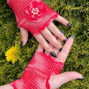 Elegant crouched gloves