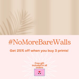 Puede incluir: Un gr&aacute;fico rosa claro con el texto naranja #NoMoreBareWalls, seguido del texto Get 25% off when you buy 3 prints! y Free gift included in all orders sobre un icono de sobre rosa con un coraz&oacute;n rojo y una cara sonriente.