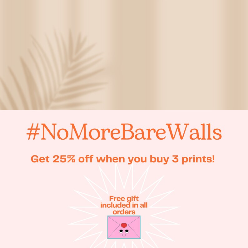 Puede incluir: Un gr&aacute;fico rosa claro con el texto naranja #NoMoreBareWalls, seguido del texto Get 25% off when you buy 3 prints! y Free gift included in all orders sobre un icono de sobre rosa con un coraz&oacute;n rojo y una cara sonriente.