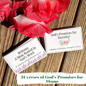 Muttertags Geschenk | Personalisierte Schriftkarten für Mama | 31 Bibelverse von Gottes Verheißungen und Liebe | Christian Mom Geschenk Acryl Halter
