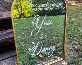 Gold Arch Wedding Welcome Mirror Sign: Personalized Elegant Decor