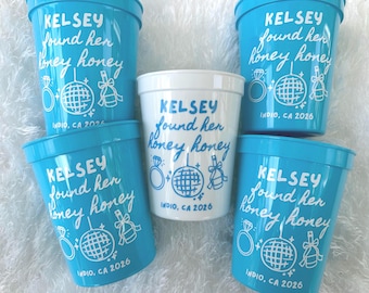 Personalizowane kubki Mamma Mia Bachelorette | Kubki Stadium o pojemności 16 uncji | „___ Znalazła swój miód, miód” | Upominek na imprezę kawalerską inspirowany zespołem ABBA na greckiej wyspie