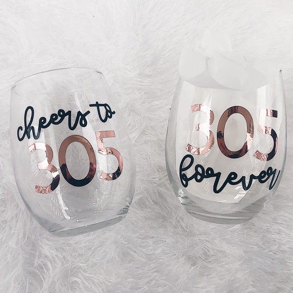 Roommate Wine Glass / Roommate Gift / Roommate End of Year Gift / Roommate Gift Idea / Roomie Gift / Roomie Wine Glass / Roommate Christmas