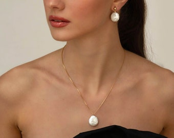 Luna Pearl Necklace