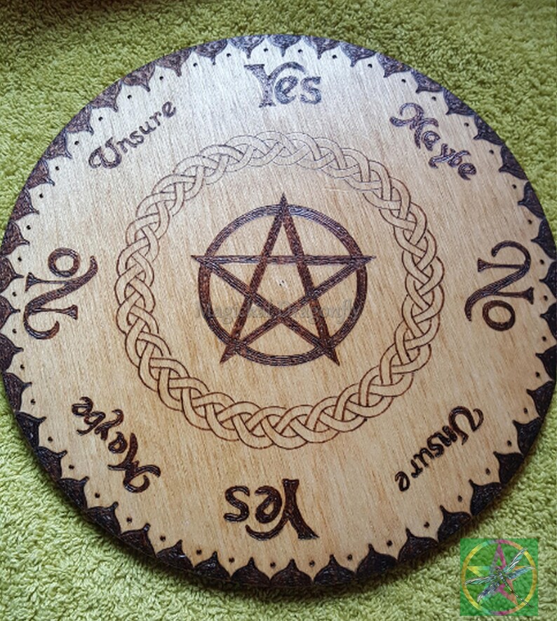 PLAFOPE Tablero De Adivinación De Madera Tallada Con Patrón De Péndulo – Herramienta De Escritorio Para Wicca Y Decoración Hogareña, Artesanal Y Duradera