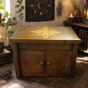 Caja de altar de madera maciza con tapa inclinada abatible y puertas dobles con espacio de almacenamiento para herramientas de brujería para rituales, meditación, etc.