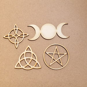 Holzlaser geschnittene heidnische Formen, Hexenknoten, Pentagramm, dreifacher Mond, Triquetra-Handwerksformen, Hexensymbole.