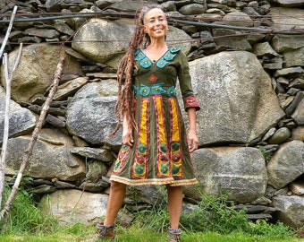 Traje medieval de pana y retazos étnicos.