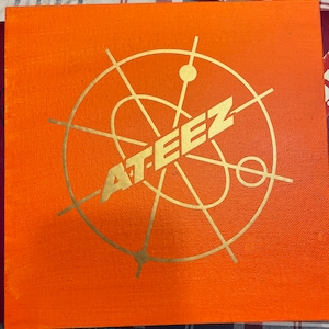 Arte de parede com logotipo da Ateez | Inspirado em Atiny, K-Pop e Música