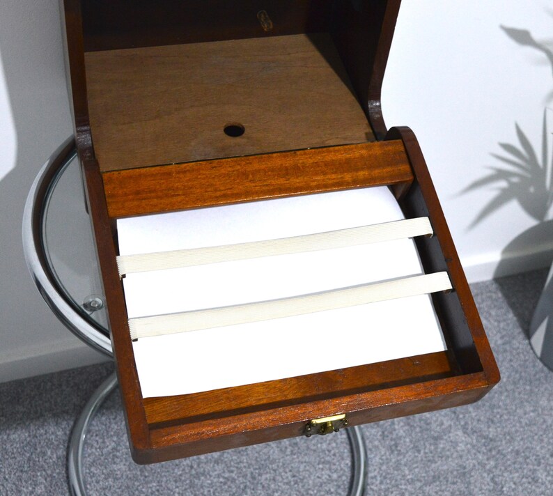 K&ouml;nnte beinhalten: Eine Holzk&auml;stchen f&uuml;r Schmuck mit einem Scharnierdeckel und einem wei&szlig;en Filz-Innenraum. Die Box hat drei wei&szlig;e Gummib&auml;nder, um Schmuck an Ort und Stelle zu halten.