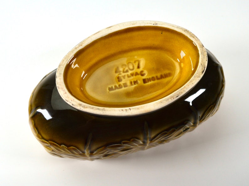 Puede incluir: Un plato de cer&aacute;mica verde con un dise&ntilde;o floral. La parte inferior del plato es amarilla y tiene el texto "4207 Sylvac Made in England".