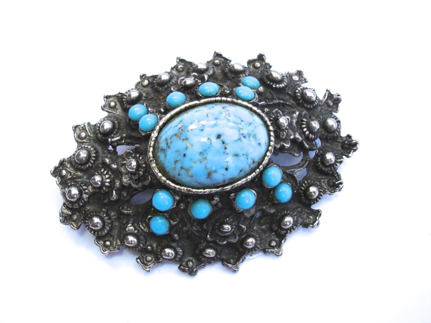 Vintage et Distinction: Broche ovale au ton or et motif floral : 2