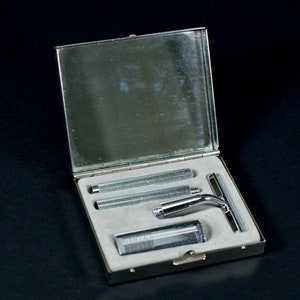 1970s Flying Eagle Razor Set Travel Razor complete in the Original metal travel Box Vintage Grooming Vintage Shaving