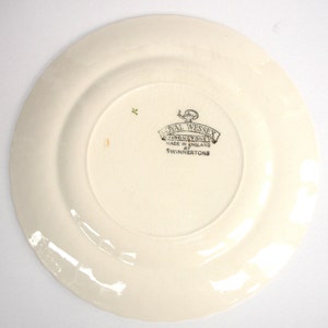 Puede incluir: Plato de cer&aacute;mica blanco con un logotipo Royal Wessex Ironstone verde y negro. El logotipo dice "Royal Wessex Ironstone Made in England by Swinnertons".