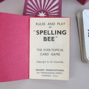 1930s Spelling Bee Red Box Edition Waddy Productions Jogando cartas Vintage Jogando cartas Brinquedo vintage Jogo vintage