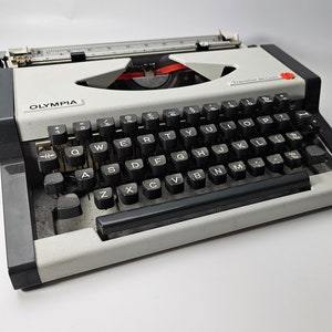 Macchina da scrivere portatile vintage Olympia Traveller de Luxe degli anni '60 in una custodia da trasporto Macchina da scrivere grigio crema Macchina da scrivere manuale da ufficio vintage