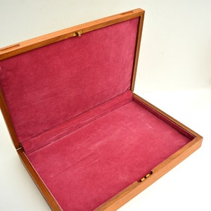 Puede incluir: Una caja de madera con tapa con bisagras y un interior de terciopelo rojo. La caja est&aacute; vac&iacute;a y lista para llenarse de tesoros.