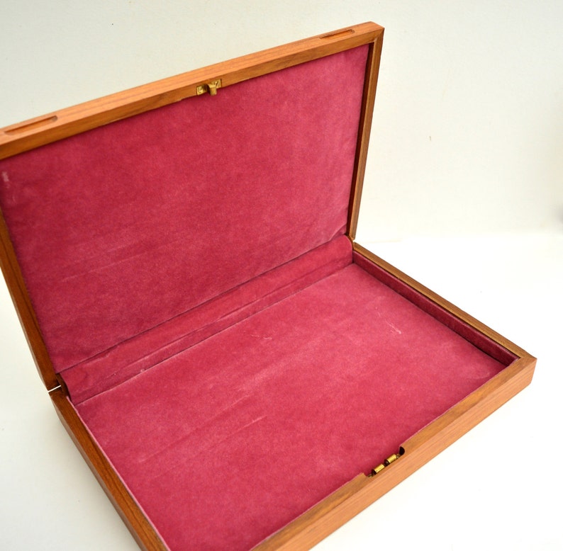 Puede incluir: Una caja de madera con tapa con bisagras y un interior de terciopelo rojo. La caja est&aacute; vac&iacute;a y lista para llenarse de tesoros.