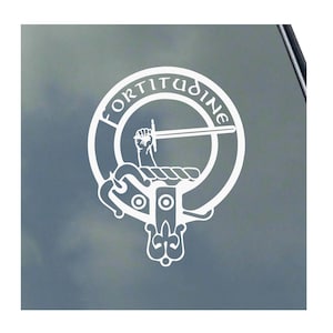 Puede incluir: Una calcomanía de vinilo blanco de un escudo de clan escocés con el texto "FORTITUDINE" alrededor del escudo.