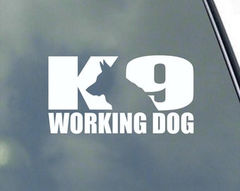 以下が含まれることがあります： 「K9 Working Dog」というテキストと、ジャーマンシェパードの頭部のシルエットが描かれた白いビニールステッカーです。