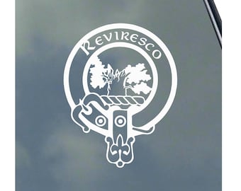 Puede incluir: Calcomanía de vinilo blanco de un escudo de clan escocés con el texto "Reviresco" alrededor del escudo. El escudo presenta un árbol con un nudo de cuerda y una corona en la parte inferior.