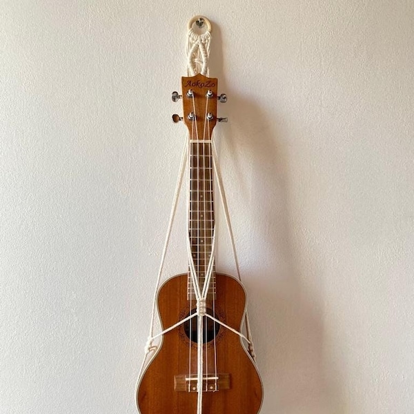 Suspension accroche décorative pour ukulélé, violon ou guitare enfant en macramé et bois clair (70cm - adaptable)
