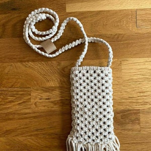 Pochette à portable mini sac pochette a téléphone portable en macramé et franges couleur crème