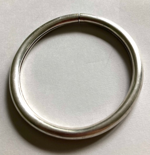 Sterling silver round split bangle. - image 4